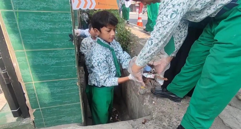 MI Mazro'atul Ulum Menciptakan Lingkungan Bersih melalui Kegiatan Kerja Bakti Petik Sampah