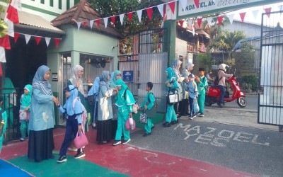 Adab Sebelum Ilmu: Membiasakan Salam dan Sapa di Pagi Hari di MI Mazro’atul Ulum