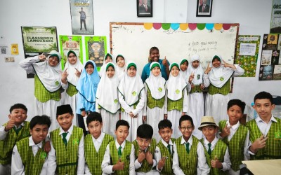 Berani Berbicara Bahasa Inggris, Siswa MI Mazro’atul Ulum Belajar “Introduce Yourself” Bersama Native Speaker