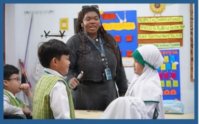Belajar Bahasa Inggris Lebih Seru Bersama Native Speaker: Mrs. Diamond di MI Mazro’atul Ulum