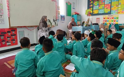 Peringatan Hari Literasi Internasional di MI Mazroatul Ulum: Dongeng Fabel Berantai dan Book Exploring